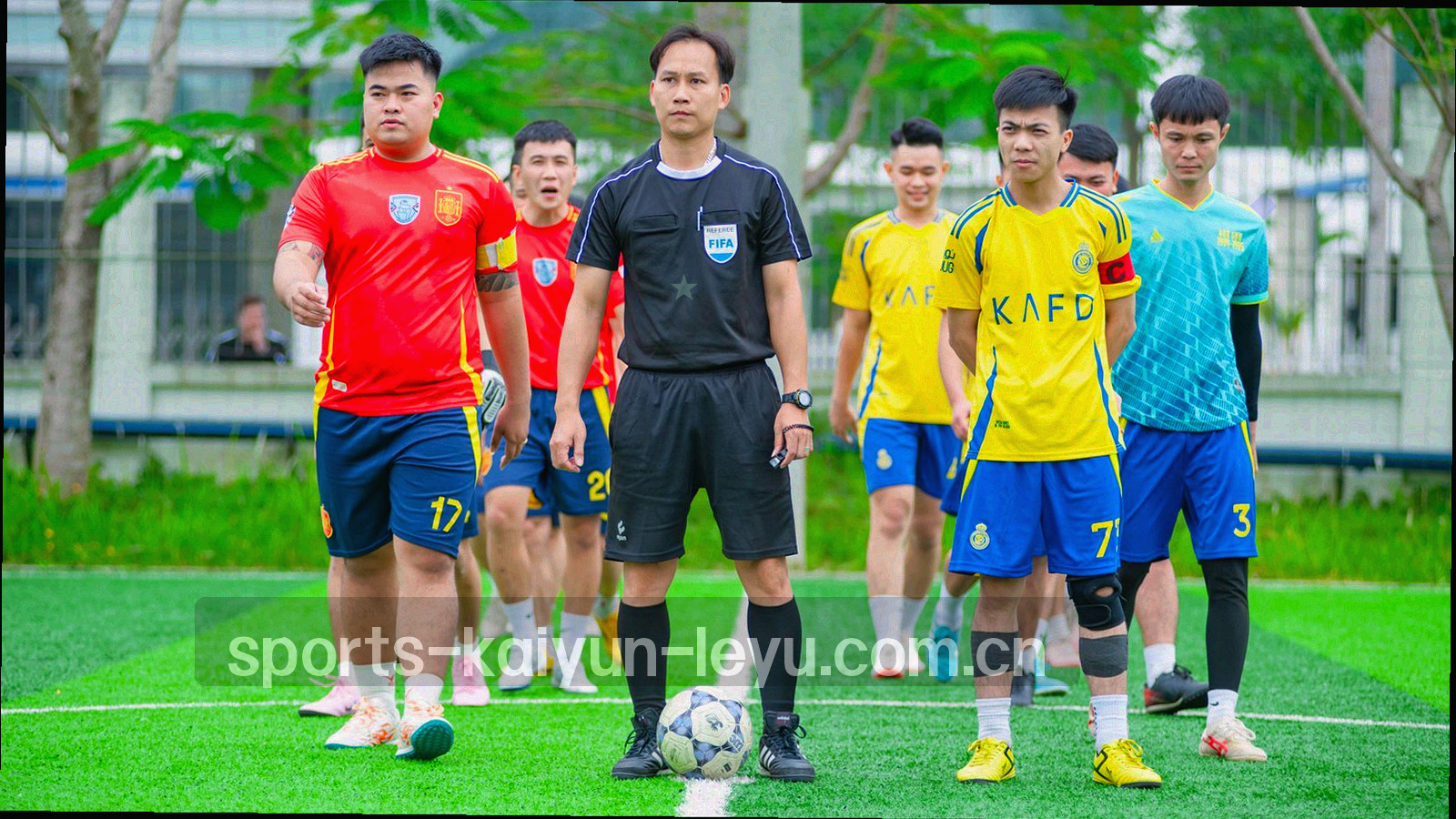由绿色光点组成的横向数据流，象征实时同步